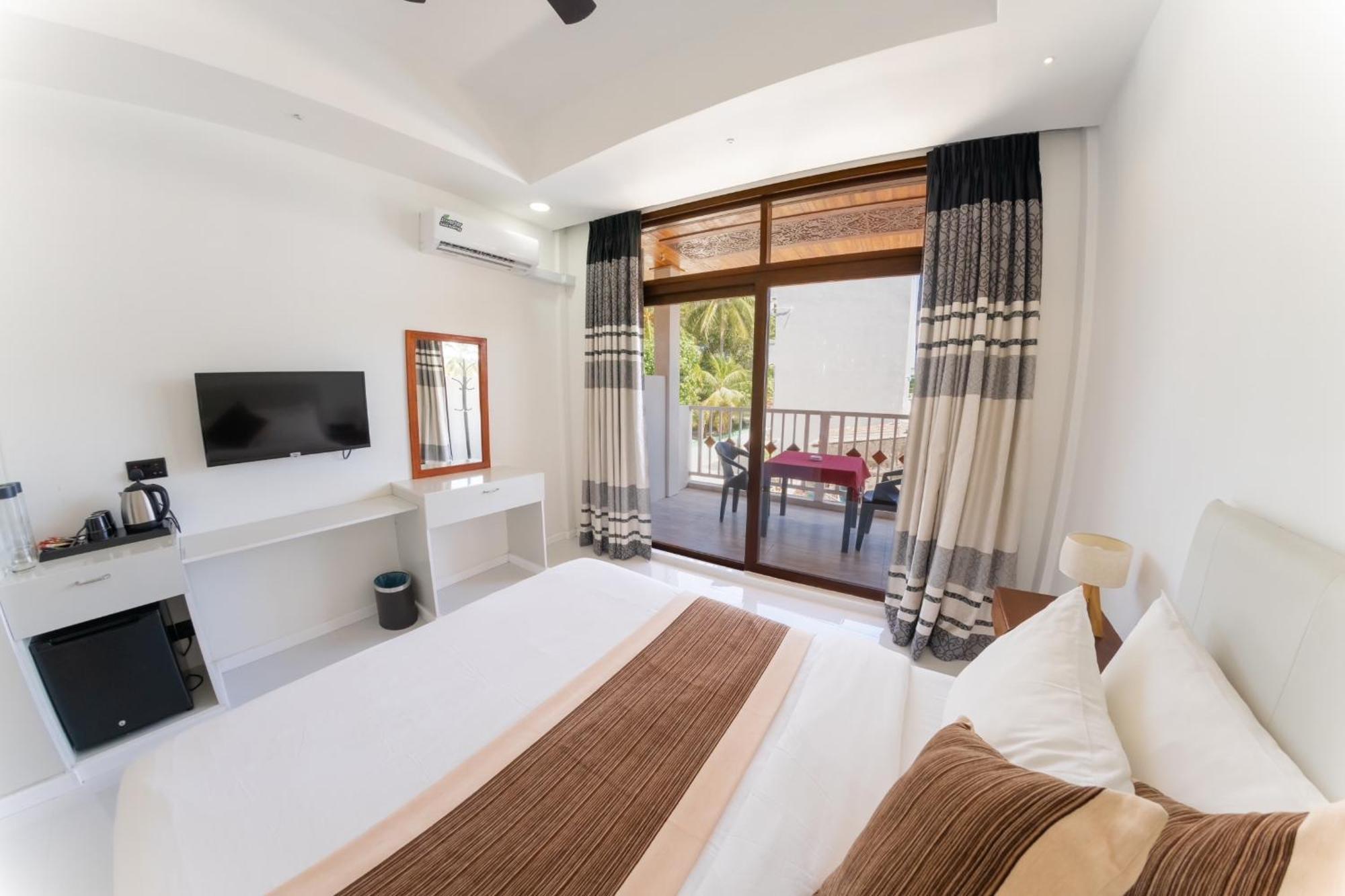 Heron Beach Hotel - The Best Maldivian Getaway In Dhiffushi,Maldives 외부 사진